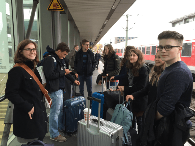 Gespannt wird auf den Zug gewartet