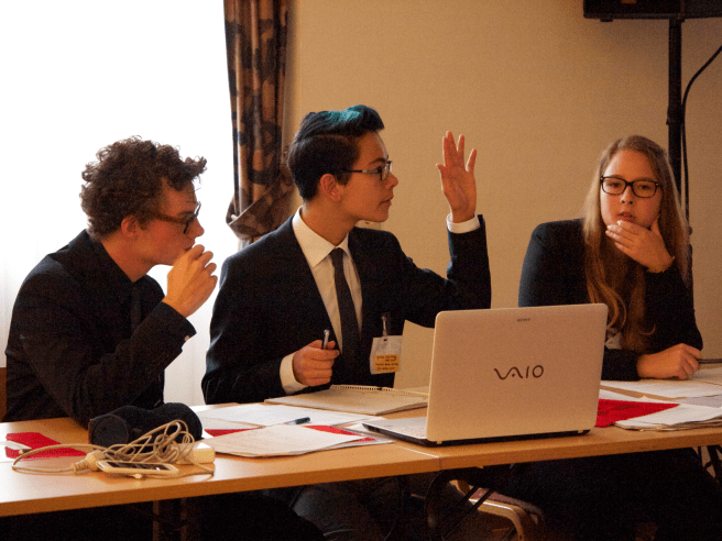 es wird eifrig diskutiert 