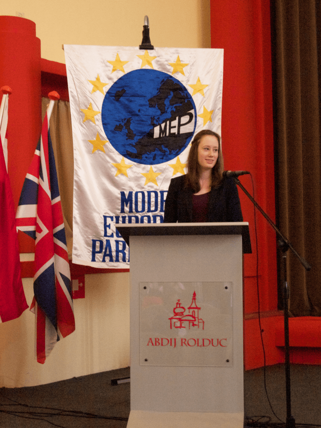 Anna spricht auf der general assembly