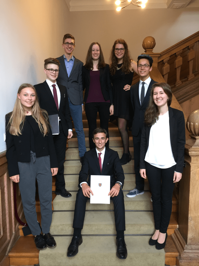 Stella, Christian, Marcel, Anna, Blanca, Joshua, Lisann und Philipp mit der Urkunde zur Auszeichnung als bester Nicht-Muttersprachler 