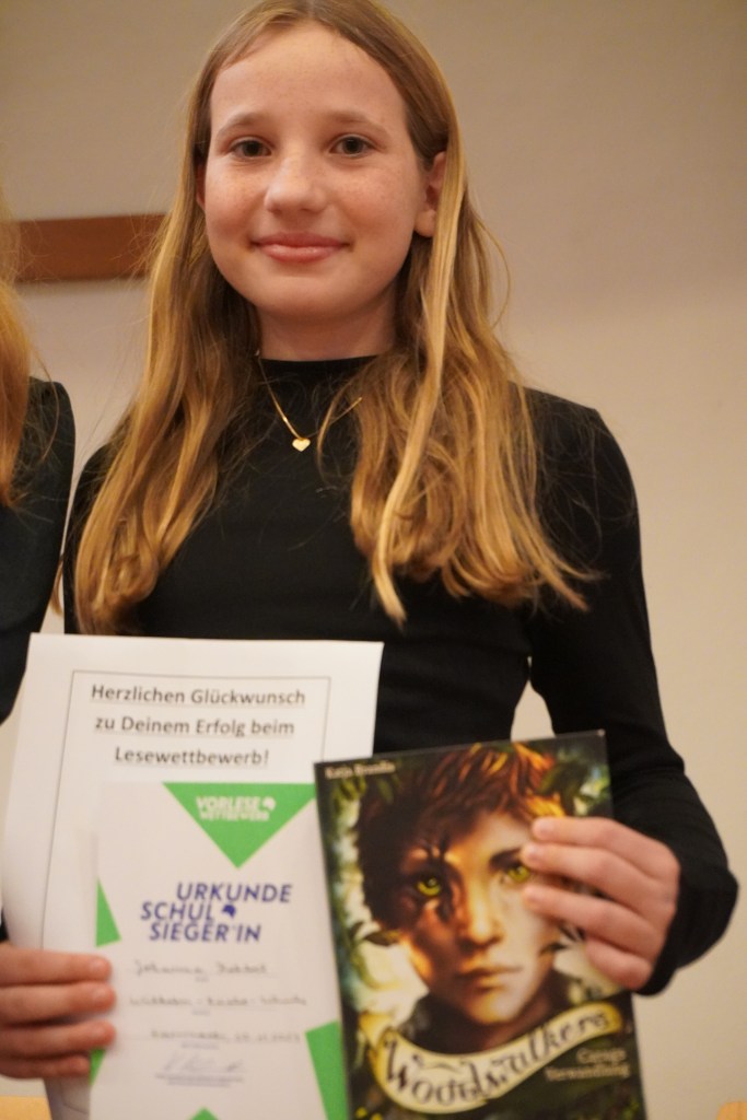 Die Siegerin Johanna mit ihrem Buch und ihrer Siegesurkunde